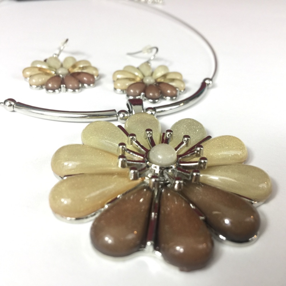 New York & Co Flower Pendant Necklace & Earrings